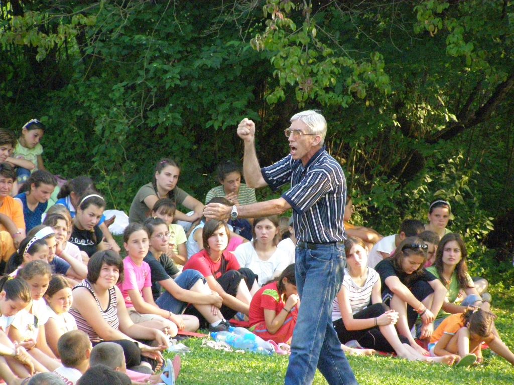 Tom Gentry, preaching to the children of Romania.